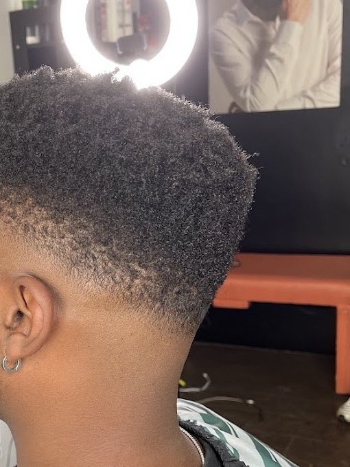 Pelo afro con degradado bajo, visto desde detrás