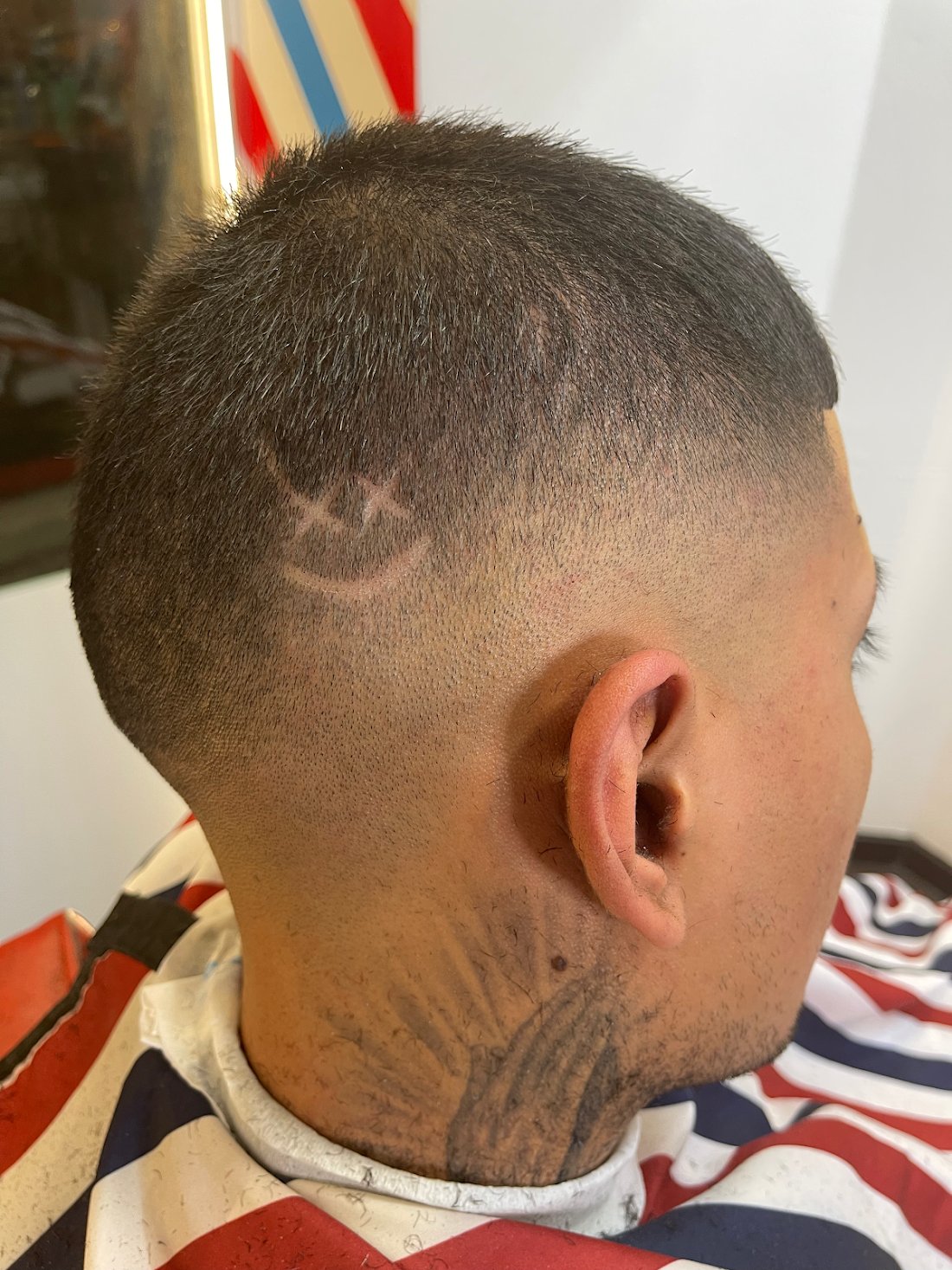 Degradado con un dibujo a navaja en el lateral, visto desde detrás