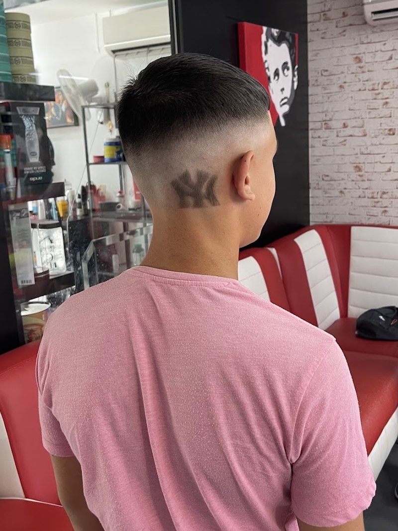 Degradado alto con un logotipo dibujado en la nuca