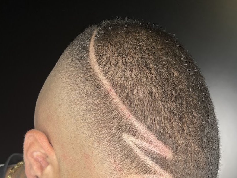 Corte muy corto con dos rayas dibujadas a navaja