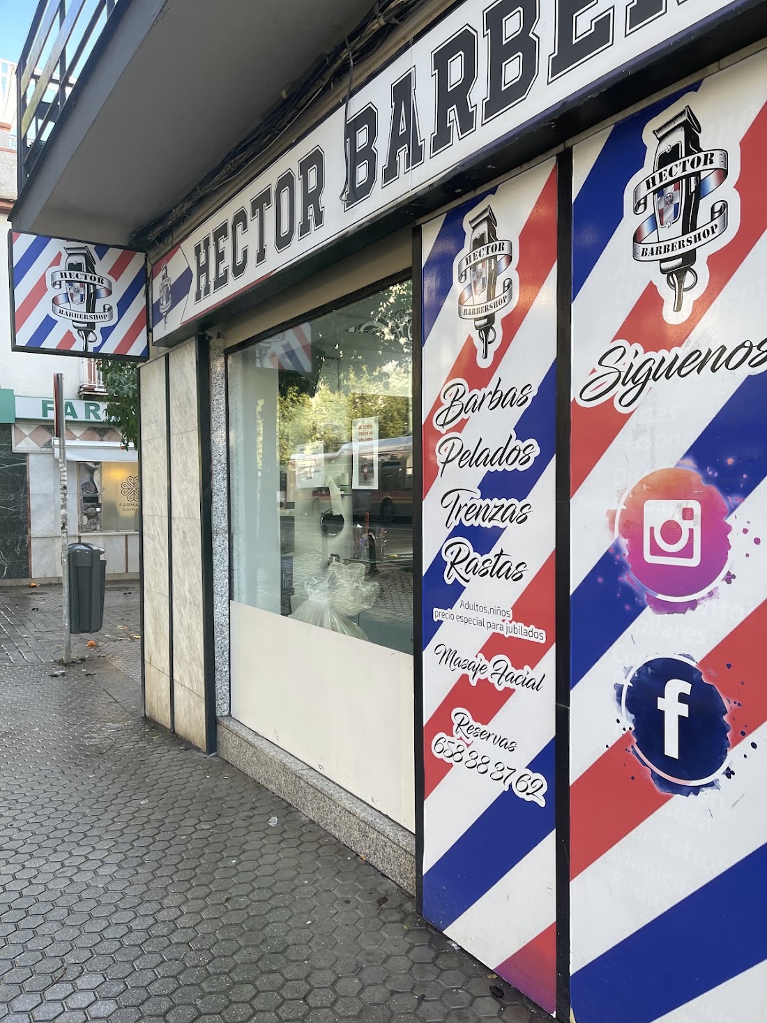 Lateral de la fachada con los colores de poste de barbero y los servicios pintados